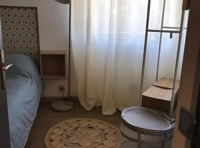 Magnifique Pied Dans L'eau * Cannes